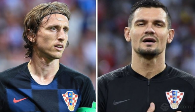 战中屹立不 战中屹立不